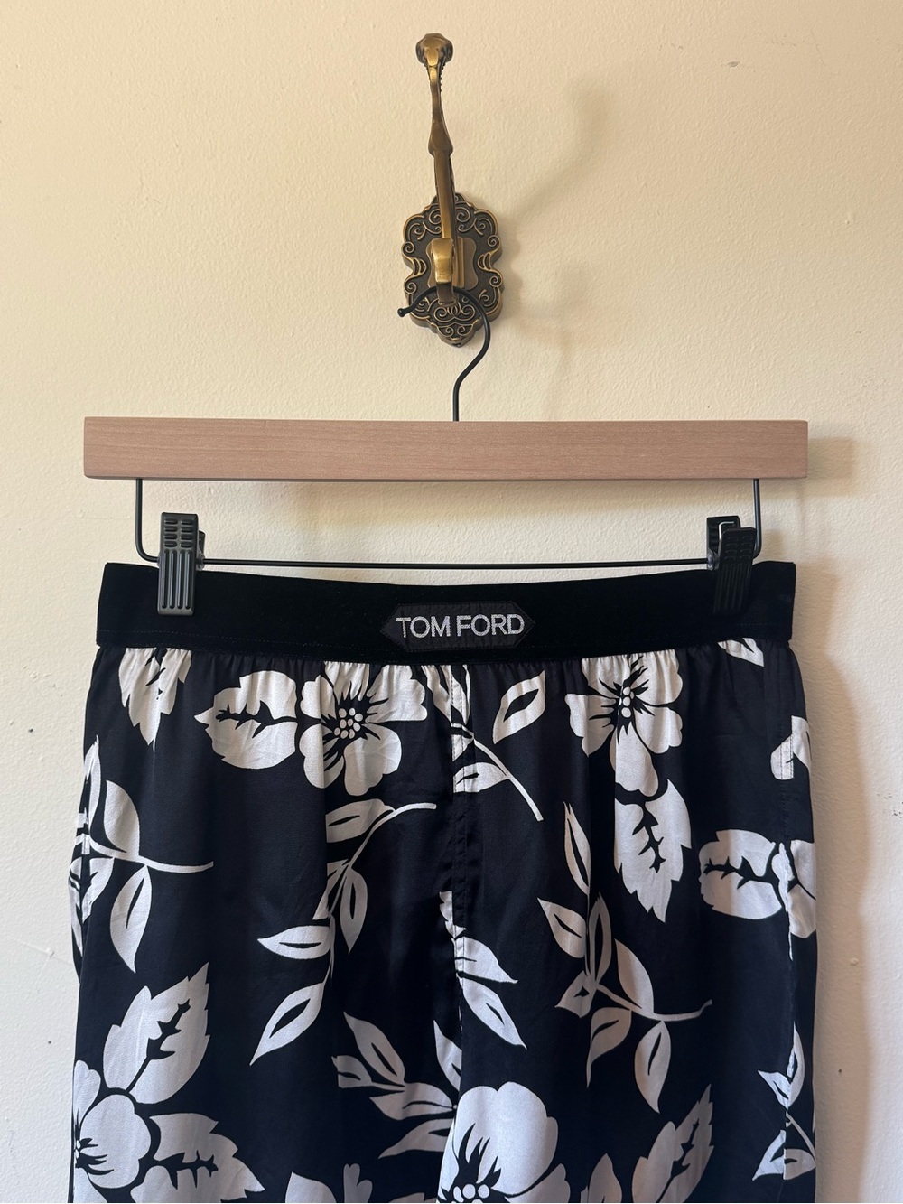 TOM FORD SILK TROPICAL FLORAL BLACK & WHITE SHORTS SIZE SMALL - Picture 4 of 6